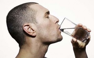 The average man requires an average of 3 liters of water a day, that’s about 13- 8oz. glasses. (Photo credit: GETTY)